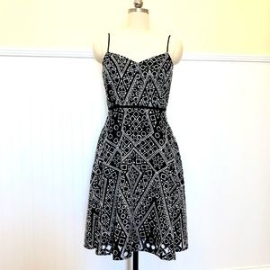Banana Republic black & white embroidered dress sz 10 petite